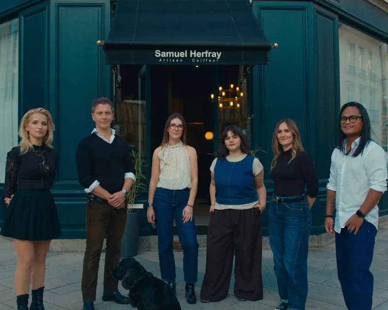 L'équipe du salon Samuel Herfray devant la boutique